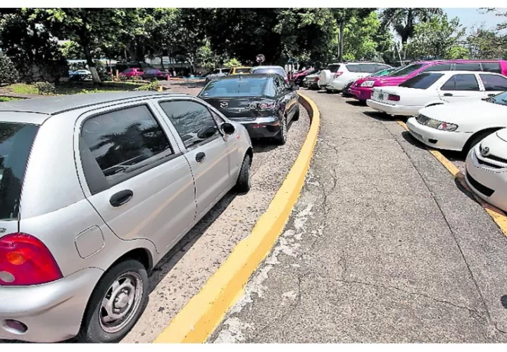Falta de estacionamientos en la ciudad de Panamá. Foto: Archivo.