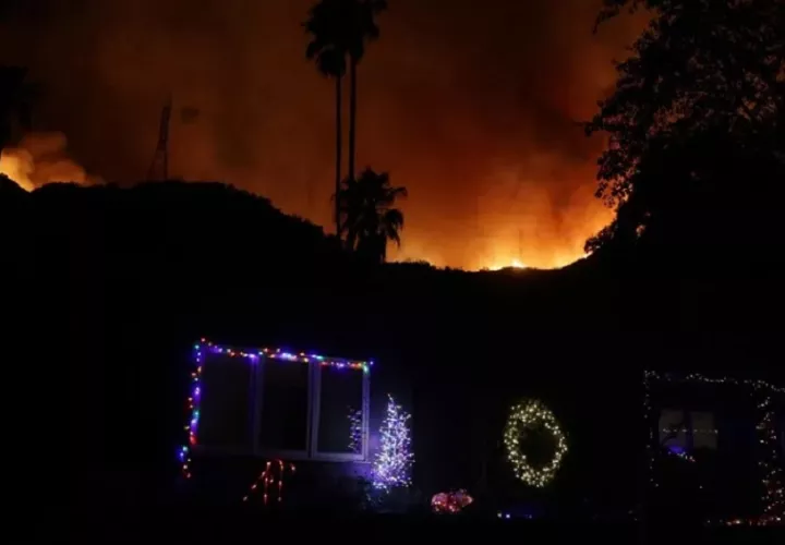 Fotografía del incendio forestal de Palisades en la zona de Mandeville Canyon en Los Angeles, California, EE.UU.EFE/EPA/Allison Dinner