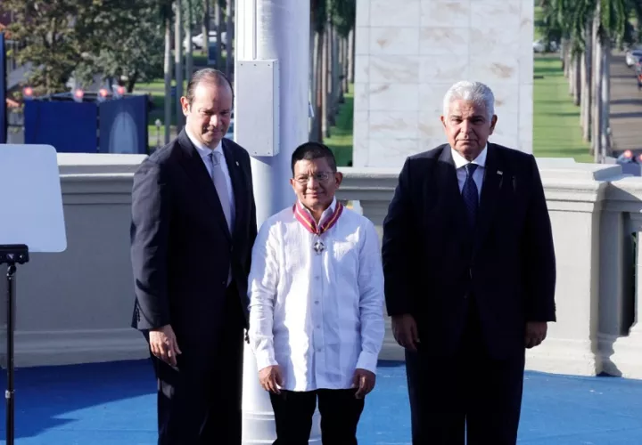 Reconocimiento al trabajador Miguel Guerra. Foto:Cortesía. 