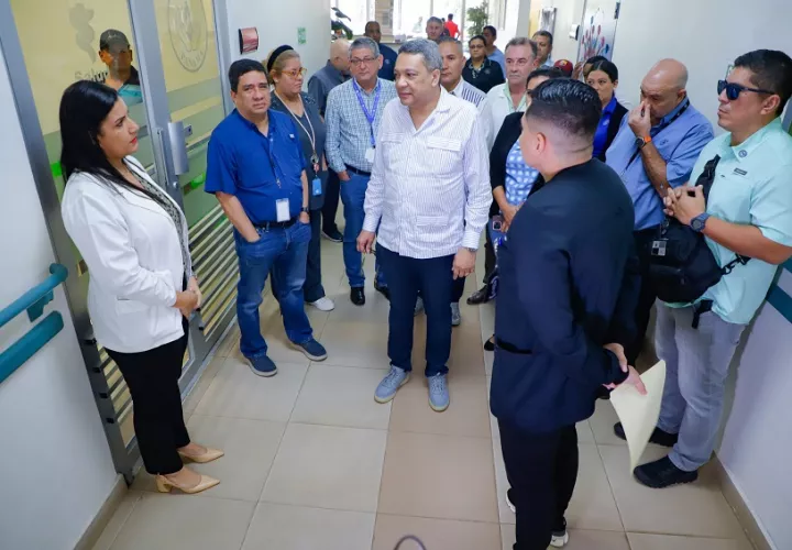 El director general de la CSS visitó varias instalaciones de salud de Herrera y Los Santos. Foto: Cortesía CSS