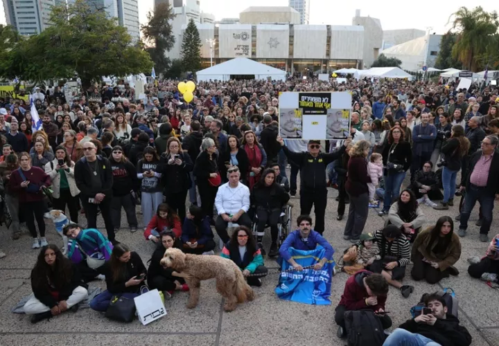 El nerviosismo era palpable entre los asistentes a la plaza. Foto: EFE