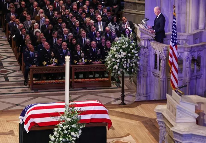 Joe Biden pronuncia un discurso durante el funeral del expresidente de EE.UU., Jimmy Carter en la Catedral Nacional de Washington. EFE