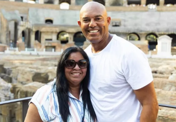 Mariano Rivera junto a su esposa Clara.