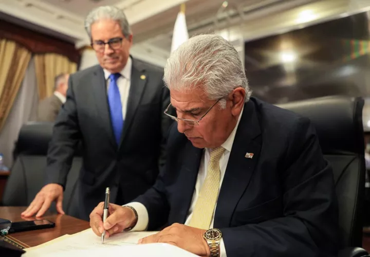 Presidente Mulino firma decreto junto al ministro de Salud, Fernando Bloyd.