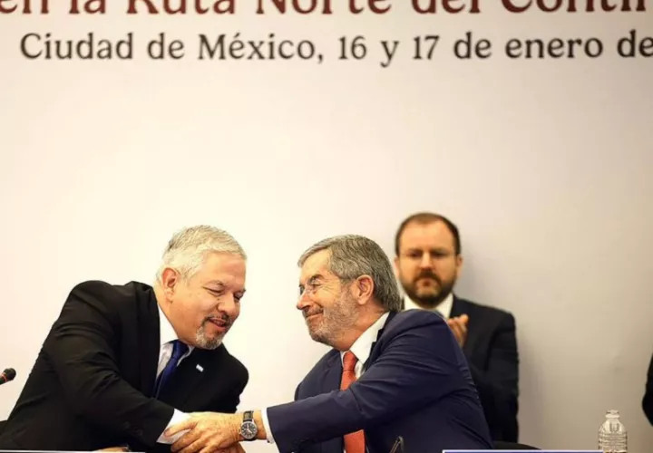 El canciller mexicano Juan Ramón de la Fuente (d) saludando al secretario de Relaciones Exteriores de Honduras, Eduardo Enrique Reina (i) . EFE