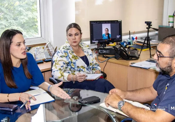 Reunión entre el director del Caspan y directoras del Ministerio de Trabajo. Foto: Cortesía Mitradel