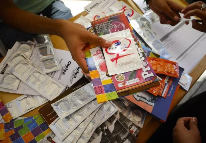 Documentos y preservativos en una campaña contra la difusión del Sida. Foto: EFE