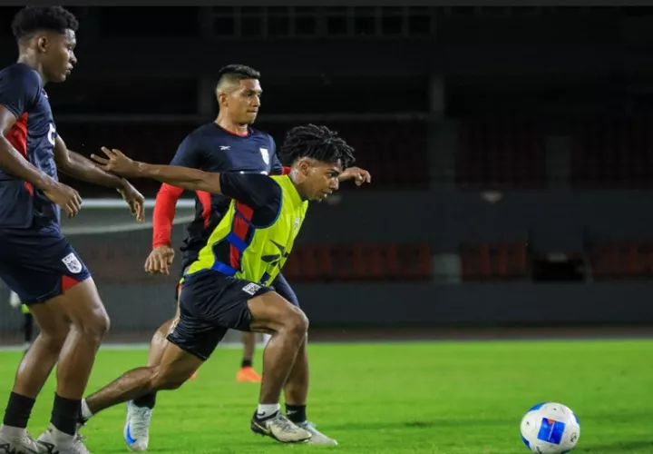 Jugadores de Panamá con miras al partido contra Universitario en Perú. Foto: FPF