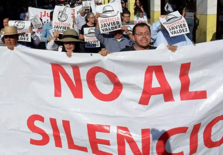 Familiares y amigos de periodistas asesinados en México. Foto: EFE