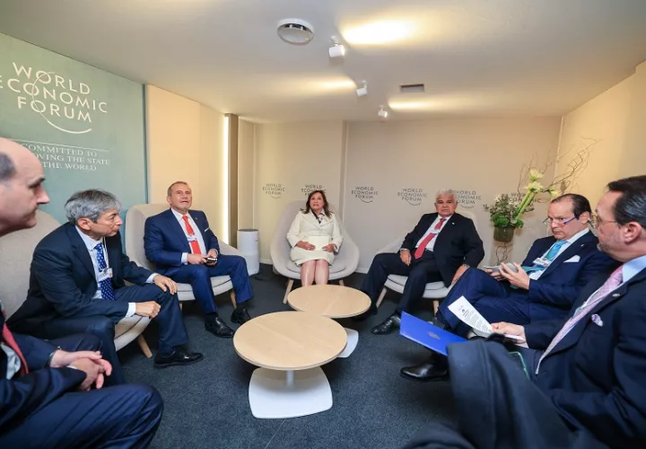 Encuentro entre las autoridades panameñas y la presidenta de Perú, Dina Boluarte Zegarra, en el marco del Foro Económico Mundial en Davos - Suiza.  Foto: Cortesía