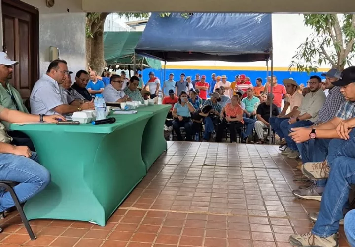 Productores de maíz, dirigentes del sector, autoridades nacionales y locales se sentaron en una mesa de trabajo. Foto: Thays Domínguez. 