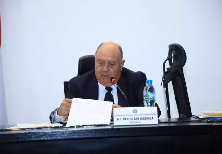 El diputado Carlos Afú, secretario de la comisión, lee las propuestas presentadas al segundo bloque. Foto: Cortesía Asamblea