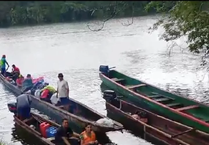 Los voluntarios se trasladaron desde Salamanca en Colón, recorriendo 45 minutos en piragua. Foto:Diómedes Sánchez  