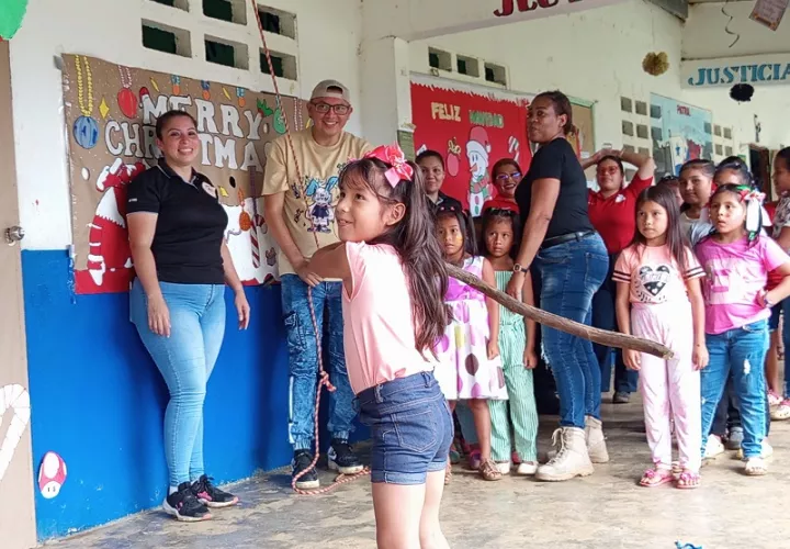  Se efectuó la tradicional ruptura de piñatas para los más pequeños. Foto: Diómedes Sánchez 
