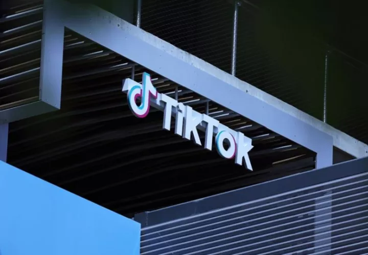 Un letrero de la empresa TikTok sobre la fachada de un edificio en Los Ángeles. Foto: EFE