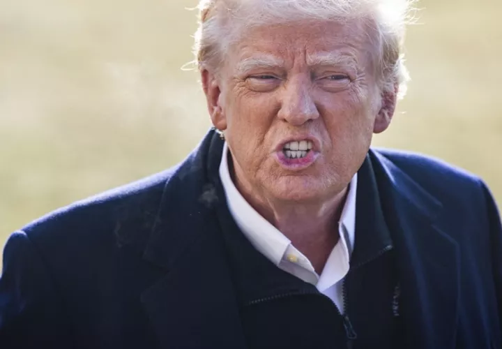 Trump piensa que  los países BRICS están tratando de alejarse del dólar. Foto: EFE