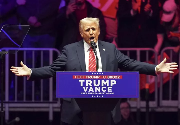 El presidente electo de Estados Unidos, Donald Trump, se dirige a sus seguidores en un mitin en el Capital One Arena en Washington. Foto: EFE