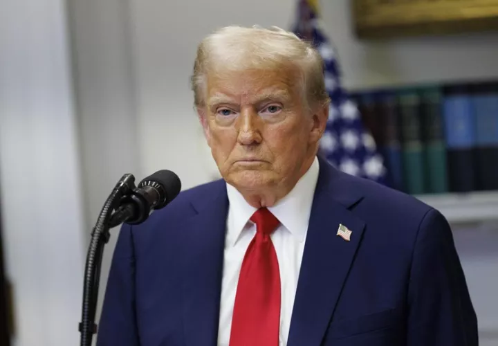 Trump firmó una larga lista de órdenes ejecutivas para desmantelar el legado de los demócratas. Foto: EFE