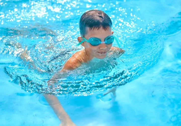 Clases de natación. Foto: Ilustrativa / Freepik