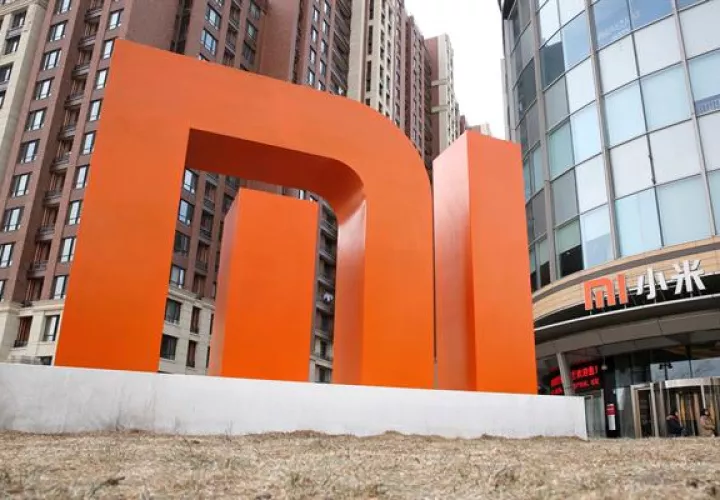 Logotipo del fabricante chino de teléfonos móviles Xiaomi en la sede de Xiaomi en Pekín, China.