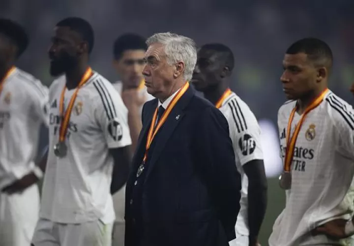 El entrenador del Real Madrid Carlo Ancelotti y sus jugadores, durante la ceremonia de premiación tras perder la final de la Supercopa de España contra el Barcelona (2-5). EFE