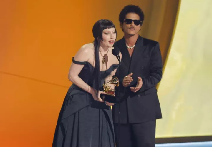 La cantante Lady Gaga (L) y Bruno Mars (R) en los premios Grammy. Foto: EFE/EPA/Caroline Brehman
