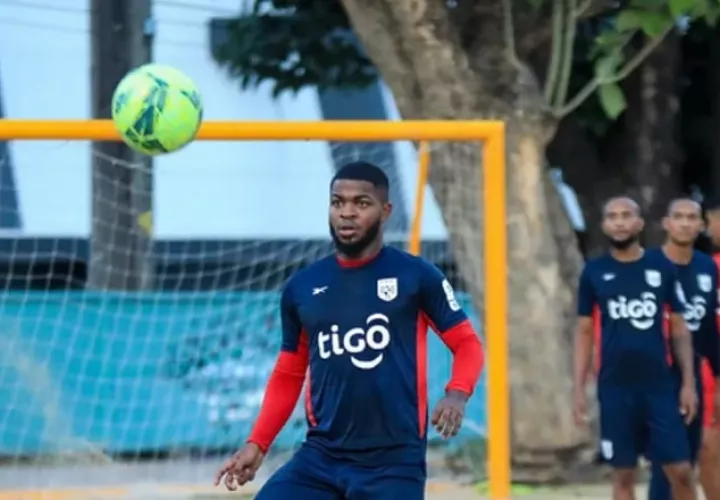 Alfonso Maquensi, del seleccionado panameño de fútbol playa, con el balón durante los entrenamientos. FPF