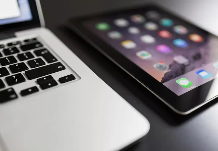 Desde redes sociales hasta apps de compras online y salud, muchas recopilan información sensible. Foto: Pexels