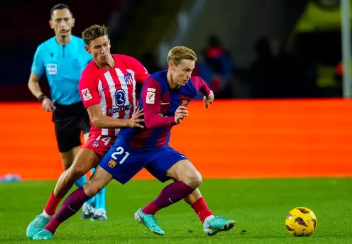 El centrocampista del Barcelona, Frenkie de Jong (d) y  Marcos Llorente, del Atlético Maddrid. Foto: EFE