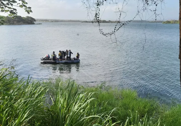 Una pareja de buzos se sumergió en el lago a tempranas horas en la búsqueda de un hombre de aproximadamente 28 años. Foto. Eric Montenegro