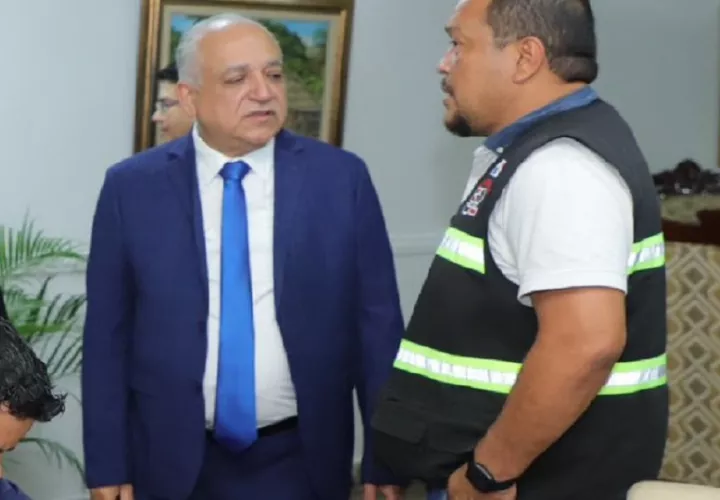 El diputado Luis Eduardo Camacho junto a líderes populares. Foto. AN