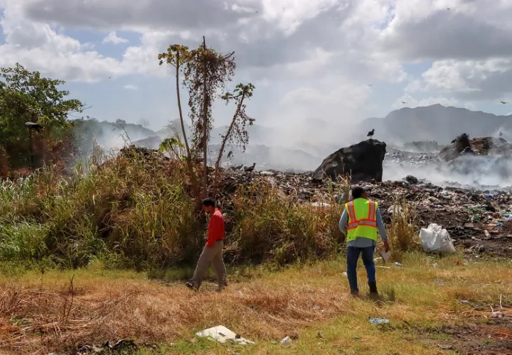 El vertedero a cielo abierto en el distrito de Chame se extiende por 2.5 hectáreas, las cuales colindan con áreas de manglar. 