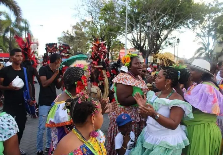 A esta festividad multiétnica a la que se ha invitado a los funcionarios municipales, participan también clubes cívicos, organizaciones y el gobierno local. Foto. Archivo