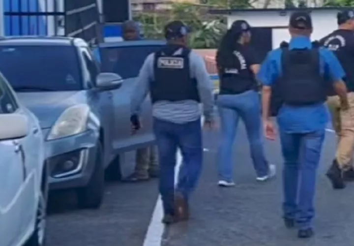 Una patrulla policial apostada muy cerca escuchó las detonaciones, y se dirigió al lugar, observando al taxi y a la moto pasar a alta velocidad, donde comienzo así a una persecución policial. Foto. Diómedes Sánchez