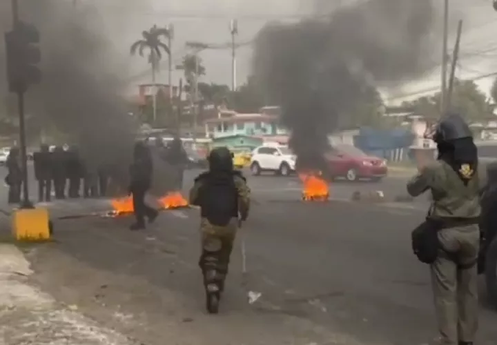 Desde temprano un grupo de personas tenían cerrada la vía, impidiendo que el resto de los ciudadanos llegaran a sus puestos de trabajo, afectando la movilización vehicular. Foto. Cortesía