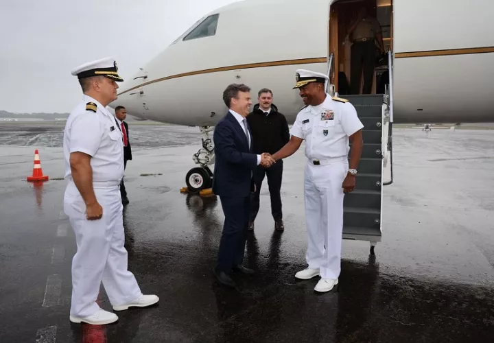 El almirante Alvin Holsey  a su llegada a Panamá. Foto: Embajada de EE.UU.