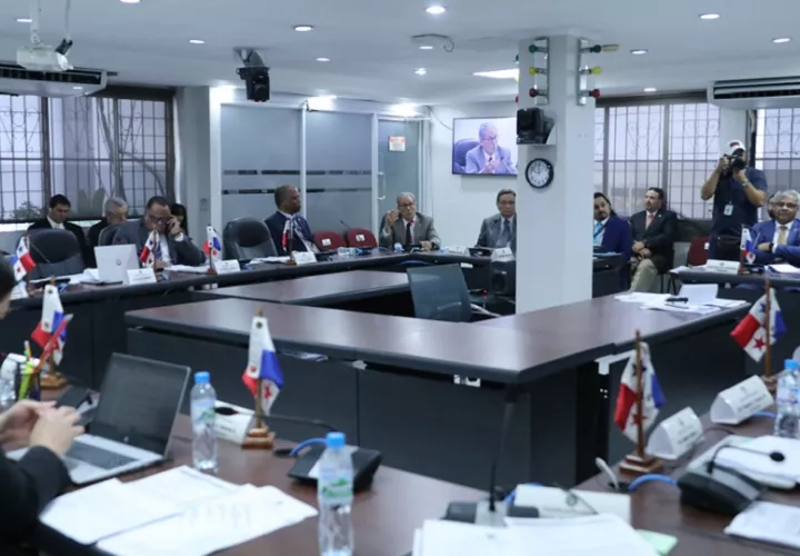 El ministro de Salud, Fernando Boyd Galindo, sustentando ante la Comisión de Presupuesto de la Asamblea Nacional. Foto: Cortesía