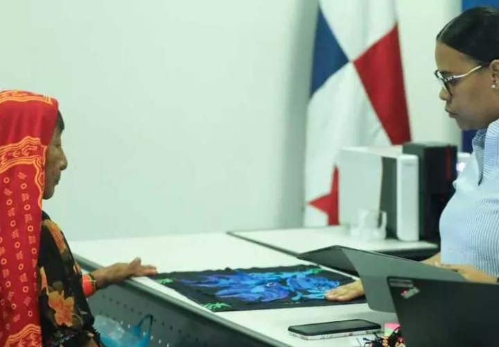 Artesano panameño realizan la actualización de su carnet. Foto: Ministerio de Cultura