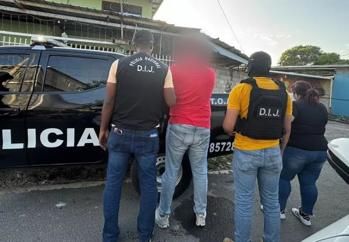 El ciudadano en todo momento mantuvo sus manos en el rostro al momento de su ingreso a la sede del SPA.  Foto. Cortesía Policía Nacional