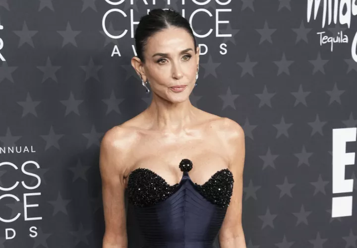 Demi Moore posando durante la 30ª edición de los Critics Choice Awards. Foto: EFE