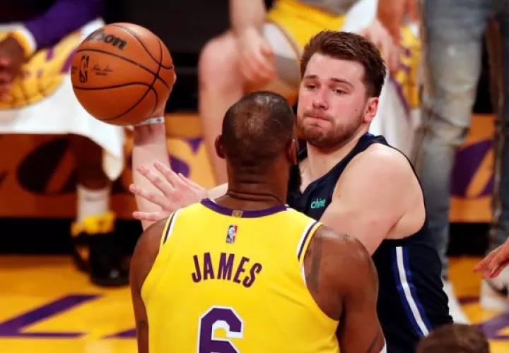 El esloveno Luka Doncic junto a LeBron James, que será compañero suyo en Los Ángeles Lakers. Foto:EFE