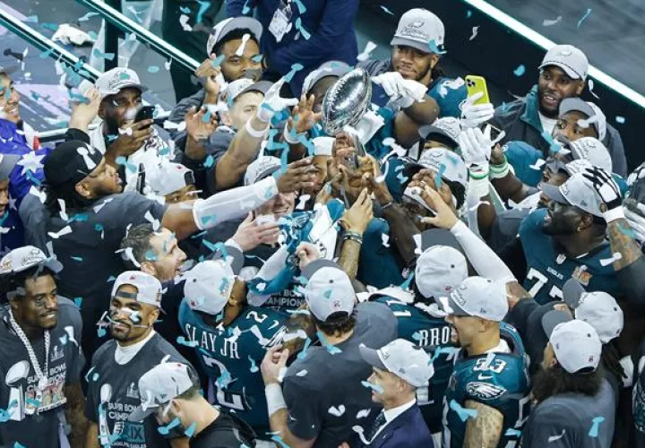 Jugadores de los Eagles, se ganan el Super Bowl y levantan el trofeo Vince Lombardi . Foto: EFE