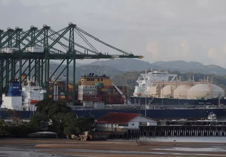 Buque de exportaciones en el Canal de Panamá, en Ciudad de Panamá. EFE/Bienvenido Velasco