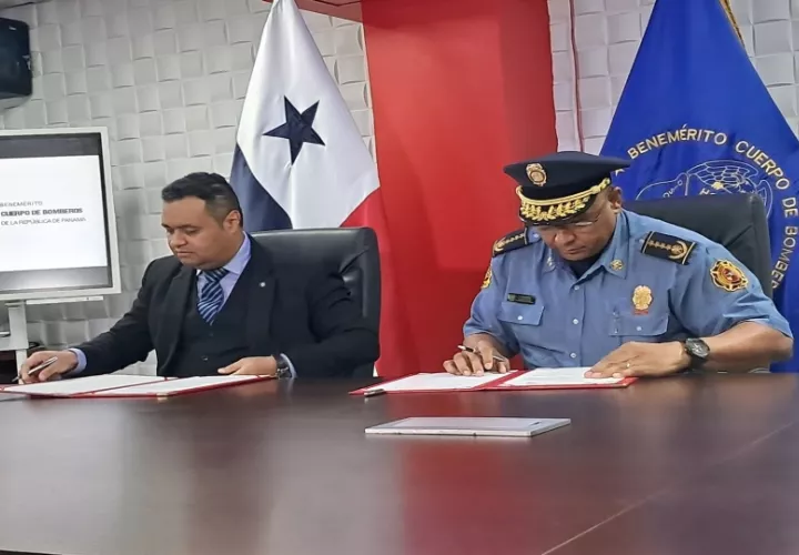 El acuerdo fue suscrito por el director general del BCBRP, Víctor Raúl Álvarez Villalobos y el administrador general de Acodeco, Ramón Abadi Balid. Foto: Cortesía.