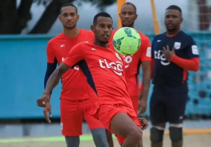 Jugadores de  la selección panameña de fútbol playa en los entrenamientos. Foto: FPF