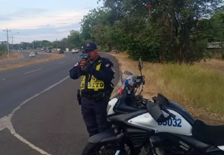 Los vehículos que sean retirados de circulación o remolcados por incumplir las normas de tránsito no serán entregados hasta el miércoles de cenizas, cuando la ATTT reabra sus oficinas administrativas. Foto. Thays Domínguez