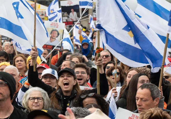 Cientos de israelíes aguardan en Tel Aviv la liberación de  rehenes de Gaza. Foto: EFE