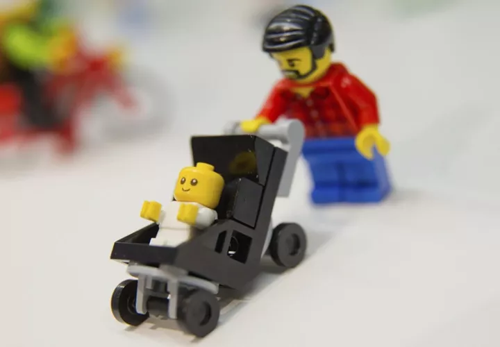 Imagen de archivo del conjunto de figuras de Lego 'Bebé con su padre'. Foto: EPA