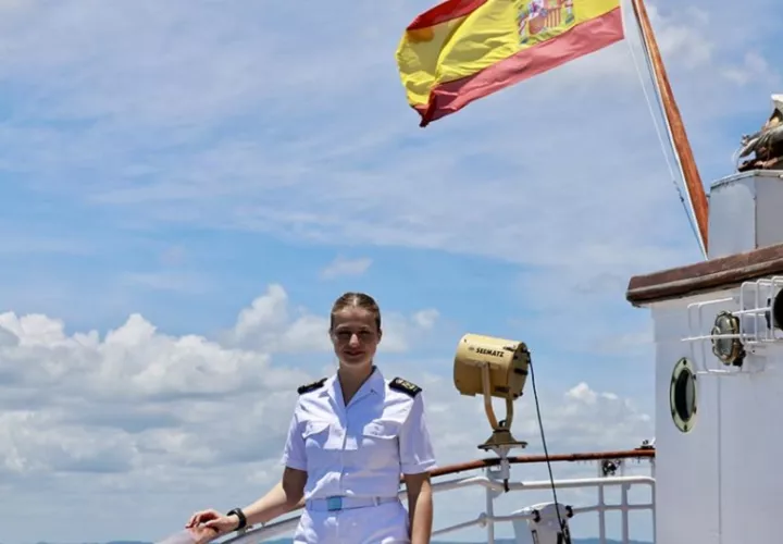 La princesa Leonor, a su llegada al puerto de Salvador de Bahía a bordo del buque escuela Juan Sebastián de Elcano. EFE