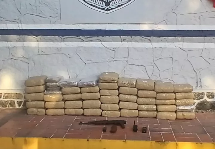 Las autoridades decomisaron 48 paquetes de sustancia ilícita, armas y un celular.